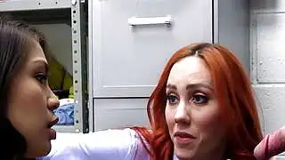 Ladrona asiática atrapada por guardia de seguridad pelirroja y su pareja.